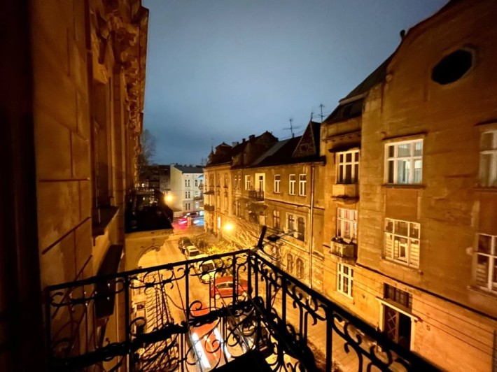 Продаж квартири 120 кв.м в австрійському будину, вул. Рутковича - фото 1