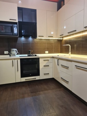Продаётся полнометражная двухкомнатная квартира с гаражом - фото 1