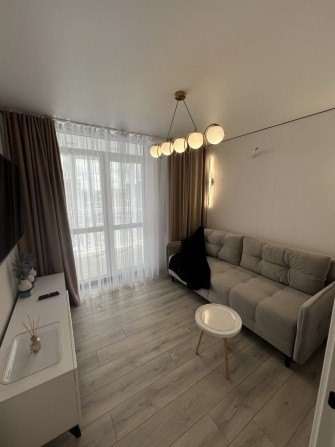 Продаж 2-кім.квар.з авторським ремонтом і меблями.Ціна:110000$. - фото 1