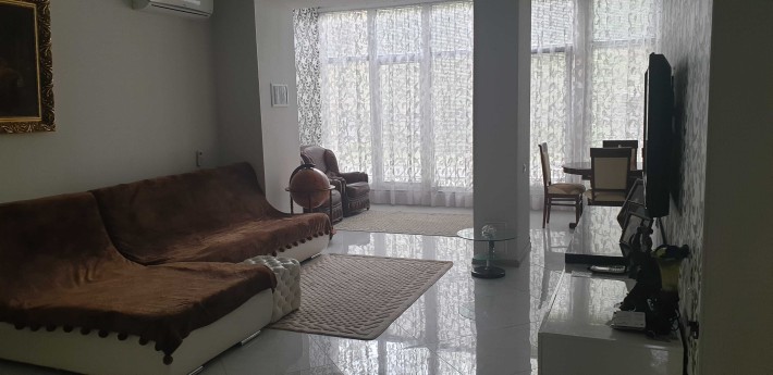 Продам квартиру в центрі, з великим простором, ремонтом,  паркомісце - фото 1