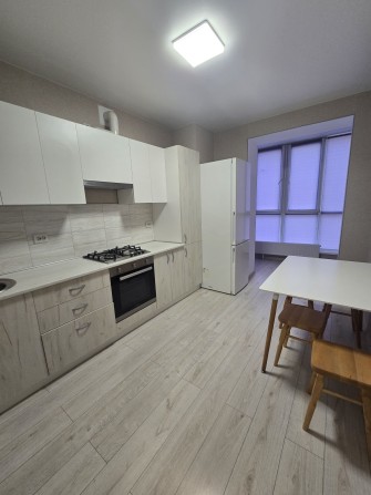 Продаж 1 кімнатної квартири 40 м2 з ремонтом меблями технікою - фото 1