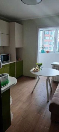 Затишна 1-кімнатна з ремонтом на вул. Урлівській 38 — з видом на озеро - фото 1