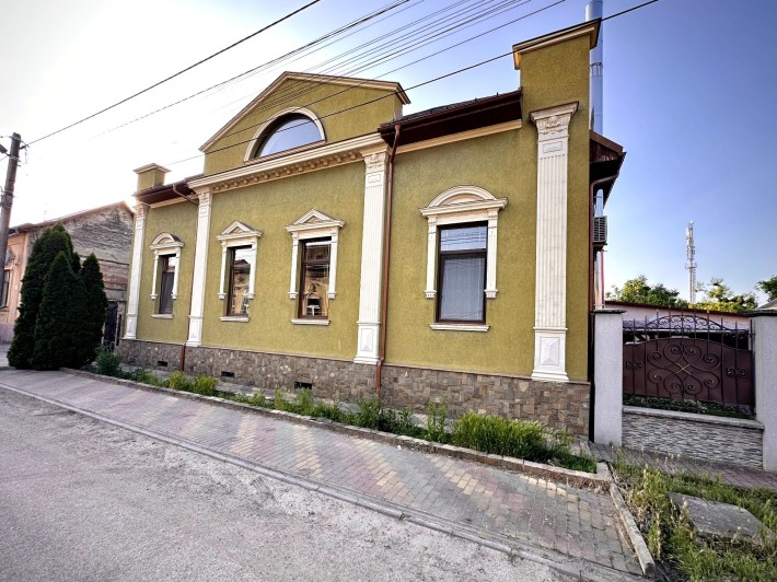 Продається шикарний особняк в центрі м.Берегове - фото 1