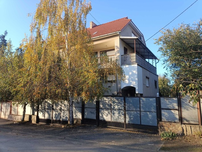 ЧУДОВИЙ БУДИНОК В ХОРОШОМУ РАЙОНІ, 183 кв.м., 6 соток, побудова 1990-х - фото 1