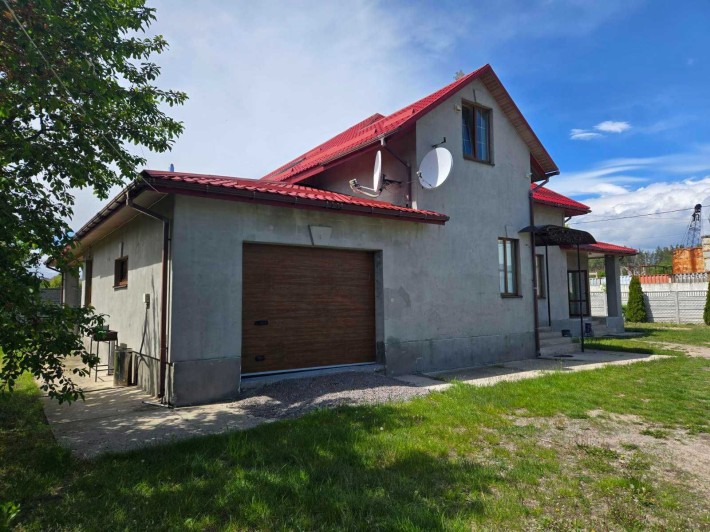 Великий двоповерховий будинок з сучасним ремонтом - фото 1