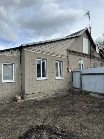 Продам 1/2 дома поселок Строителей - фото 1