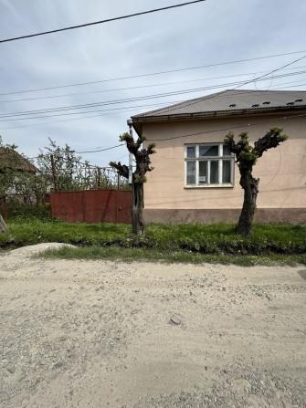 Продається пів будинку в смт.Королево!ТОРГ з реальним покупцем - фото 1