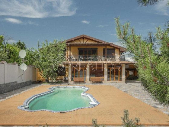 Сучасний заміський котедж із басейном у селищі Високий Високий