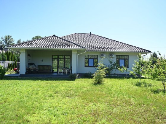 Одноэтажный дом с видовым участком Вышгород