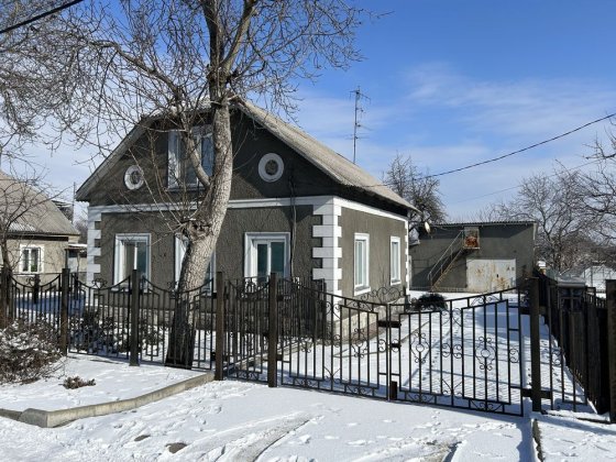 Продам двоповерховий  будинок з двома гаражами Каменское