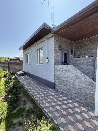 Продам дом 140 м2 в городе с участком 8 соток и гаражом 50 м2 - фото 1