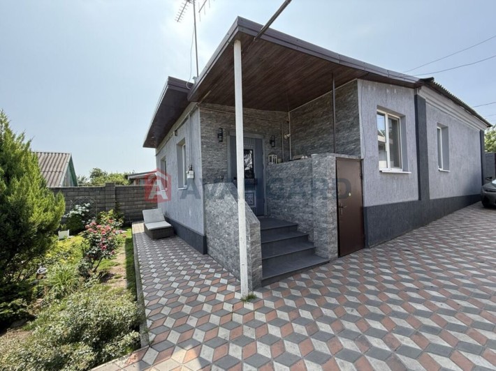 Продам будинок 140 м2 у місті з ділянкою 8 соток та гаражем 50 м2. - фото 1