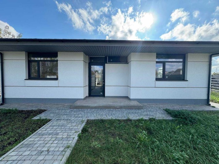 Класний будинок з початковим ремонтом на березі озера - фото 1
