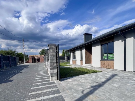 Угловой таун в коттеджном городке! Три спальни, кухня-гостиная! Газ! Гостомель