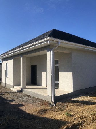 Продам дом по цене квартиры. 65900 у.е. цена с оформлением! - фото 1