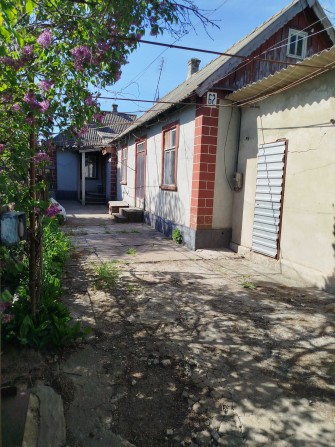 Продам каменный дом на два входа в центре - фото 1