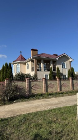 Дом с ремонтом мебелю и техниеой. Газовое отопление. 5 спален. - фото 1