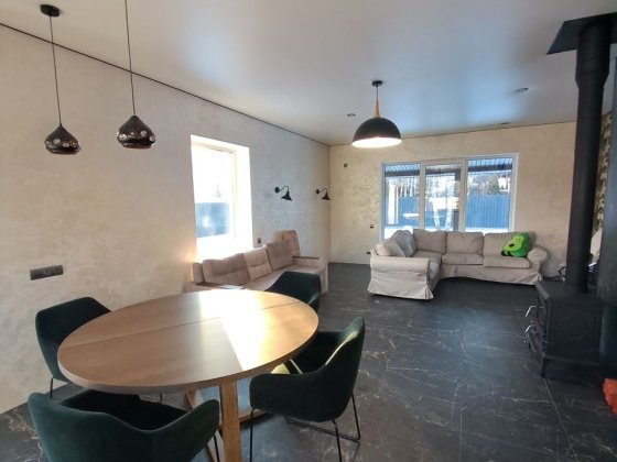 Будинок біля озера з ремонтом і меблями Гостомель