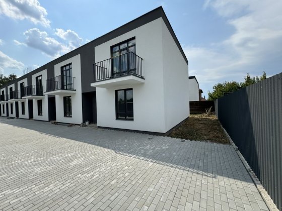 Кутовий таунхаус як дуплекс, зі своїм переднім двором. Гостомель