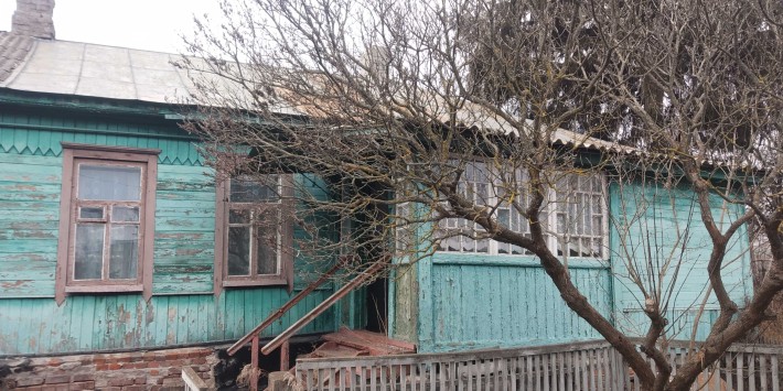 Продам половину дому з земельною ділянкою - фото 1