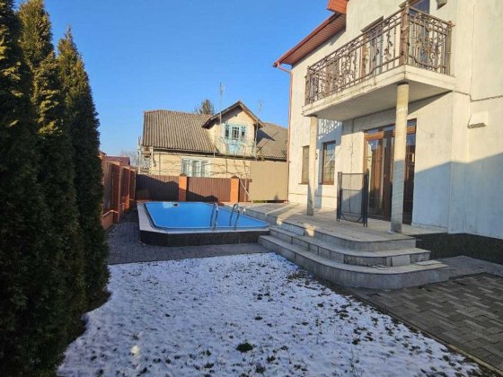 Елітний будинок з басейном, район вул. Затишної в м.Коломия Коломия