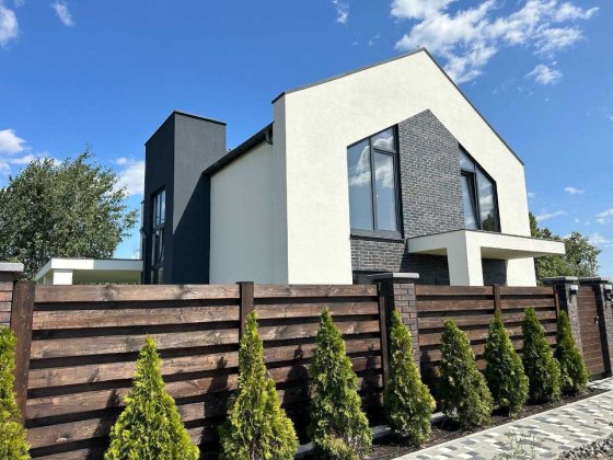 Готовий будинок біля озера. Дві великі тераси. 11 соток землі Гостомель