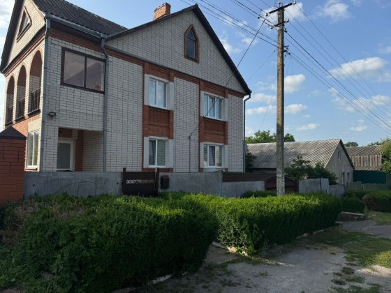 Двоповерховий будинок біля лісотехнічного коледжу Лубни