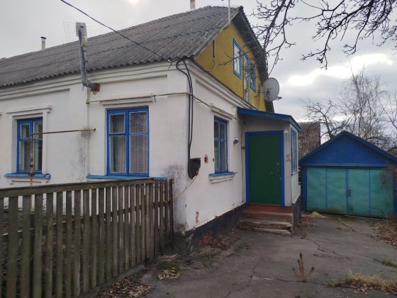 Цегляна частина будинку в Малині, свій двір Малин