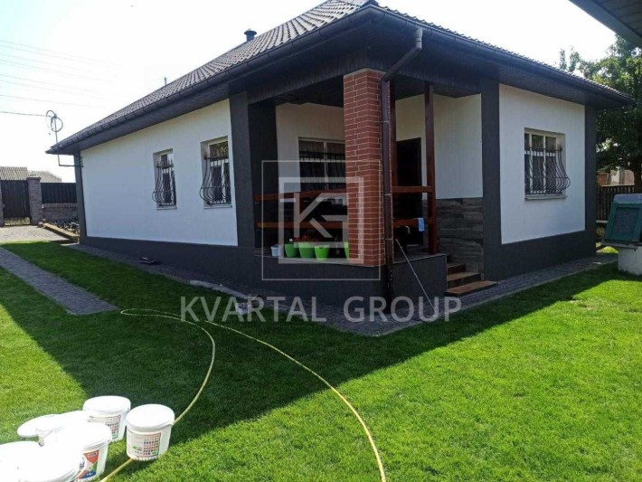 Продам  будинок  з ремонтом в м. Малин! 8 сот земельної ділянки! - фото 1