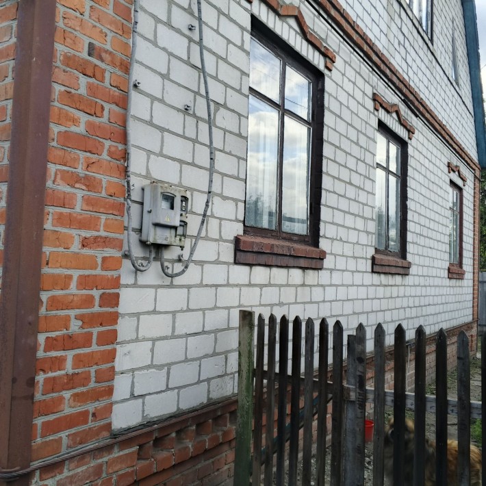 Продаю добротный кирпичный дом в тихом р-не г.Мерефа - фото 1