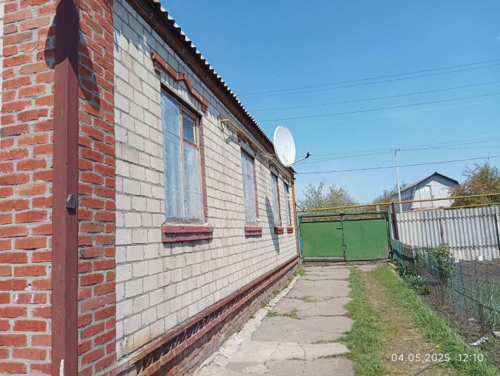 Продам.. 1/2 дома в Мерефе район вокзала. - фото 1