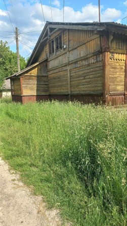 Продається дерев’яний будинок (барак) у центрі Сарн - фото 1