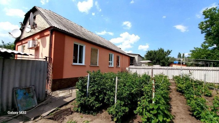 Продається будинок з великою ділянкою у центрі міста. - фото 1