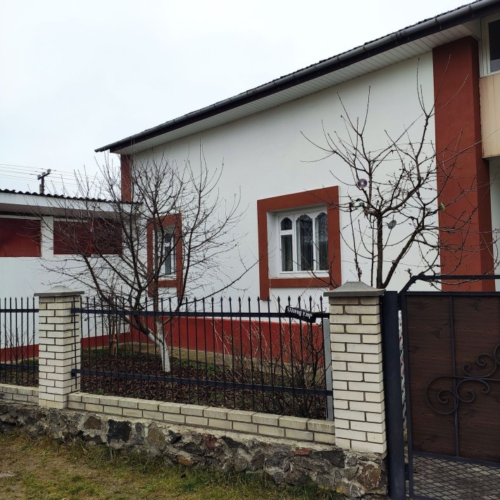 Продам будинок 138м2, 4 кімнати, 6 соток землі, опалення комбіноване. - фото 1
