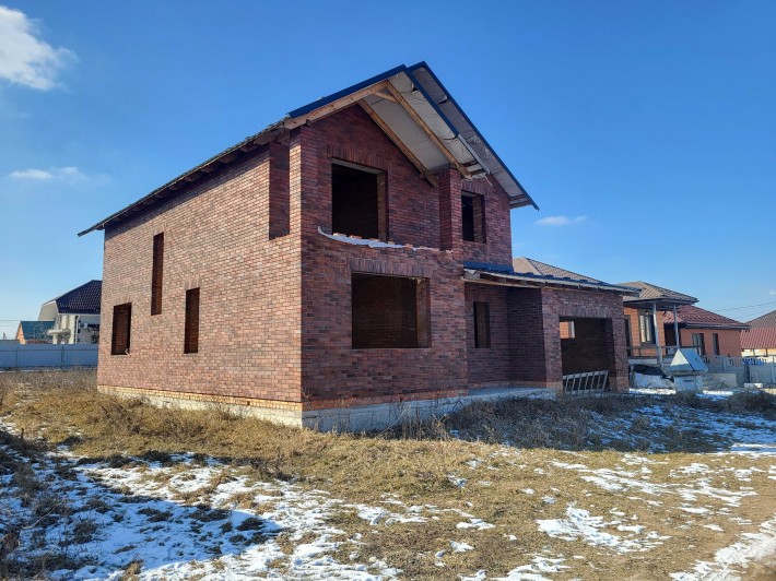 Просторий двоповерховий будинок з гаражем в хорошій локації - фото 1
