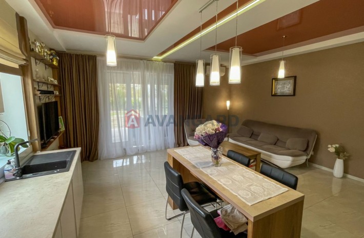 Продам дом в Подгородном 255 кв м с евроремонтом, 25 соток, 3 спальни - фото 1