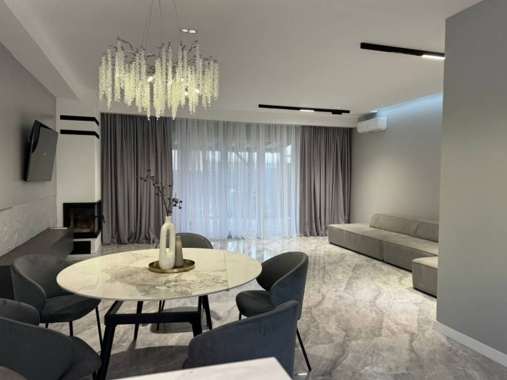 Продам таунхаус з дизайнерським ремонтом - фото 1
