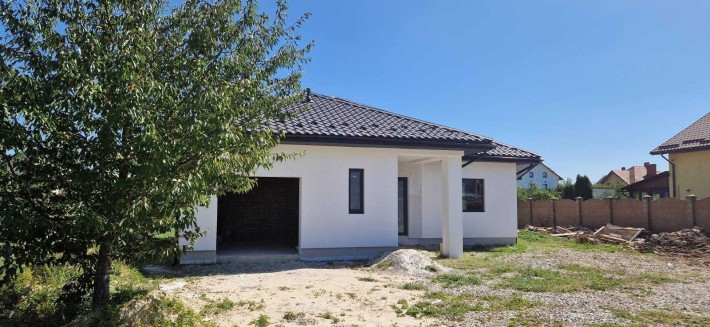 Продається одноповерховий особняк, з гаражем та власним подвірям - фото 1