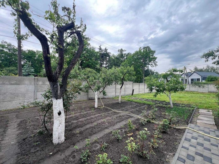 Продаж частини будинку в центрі Ворзеля під ремонт - фото 1