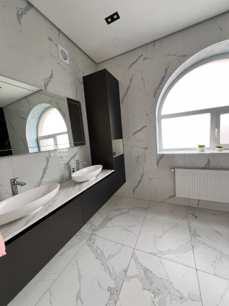 Продам двоповерховий будинок з ремонтом. Гараж! ГАЗ! Якісний ремонт! - фото 1