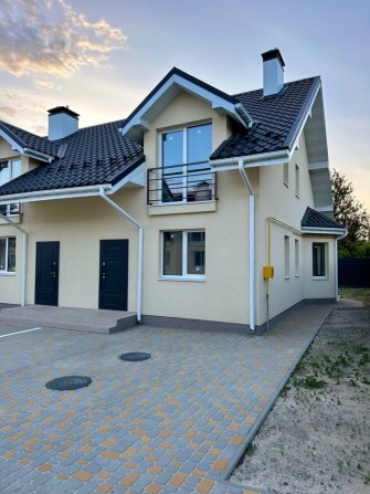 Кутовий таунхаус 110 м² з ділянкою, озером і басейном, Гнідин - фото 1