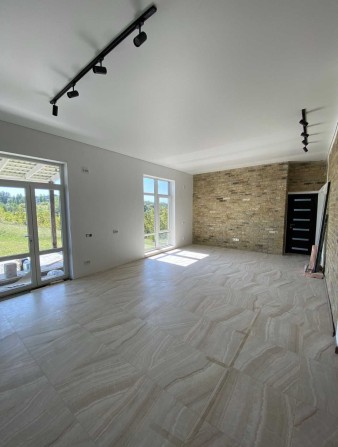Продаж НОВОГО  будинка 200m² з ремонтом + гараж, поруч озеро та ліс - фото 1