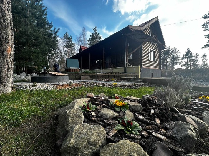 Неймовірний будинок серед сосен із власним садом - фото 1