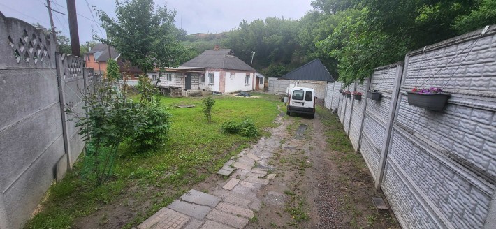 Окремий будинок зі зручностями та великою ділянкою. - фото 1