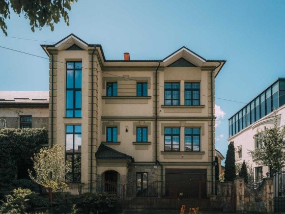 Елітний особняк у самому серці Івано-Франківська. Тут про статус Івано-Франківськ