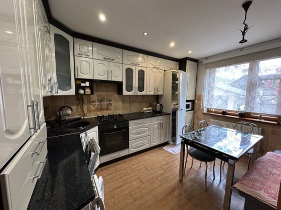 В центрі біля парку півособняк з 2 кухнями та гарному стані 5 кімнат Івано-Франківськ