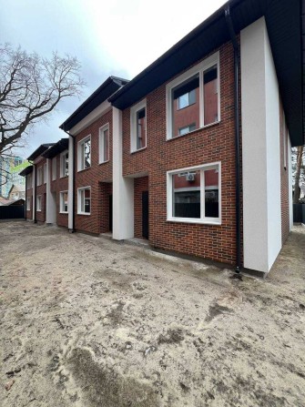 Таунхаус в затишному центрі з центральними комунікаціями - фото 1