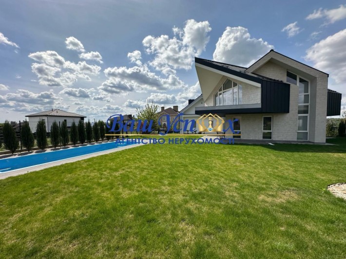 Продаж нового сучасного будинку з бассеном в селі Лісники. - фото 1