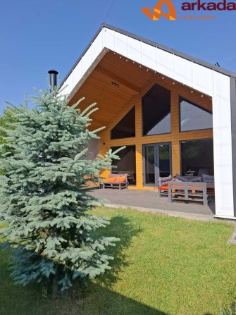 Будинок на березі річки в самомому місті. - фото 1