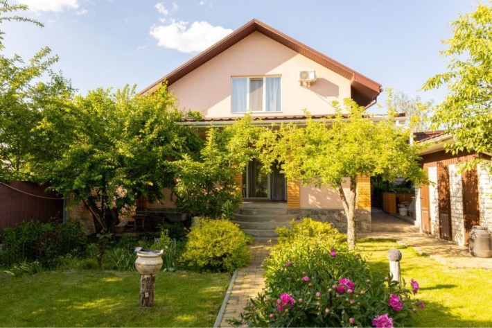 Продам ШИКАРНИЙ  будинок  в НАГІРНІЙ  частини міста - фото 1